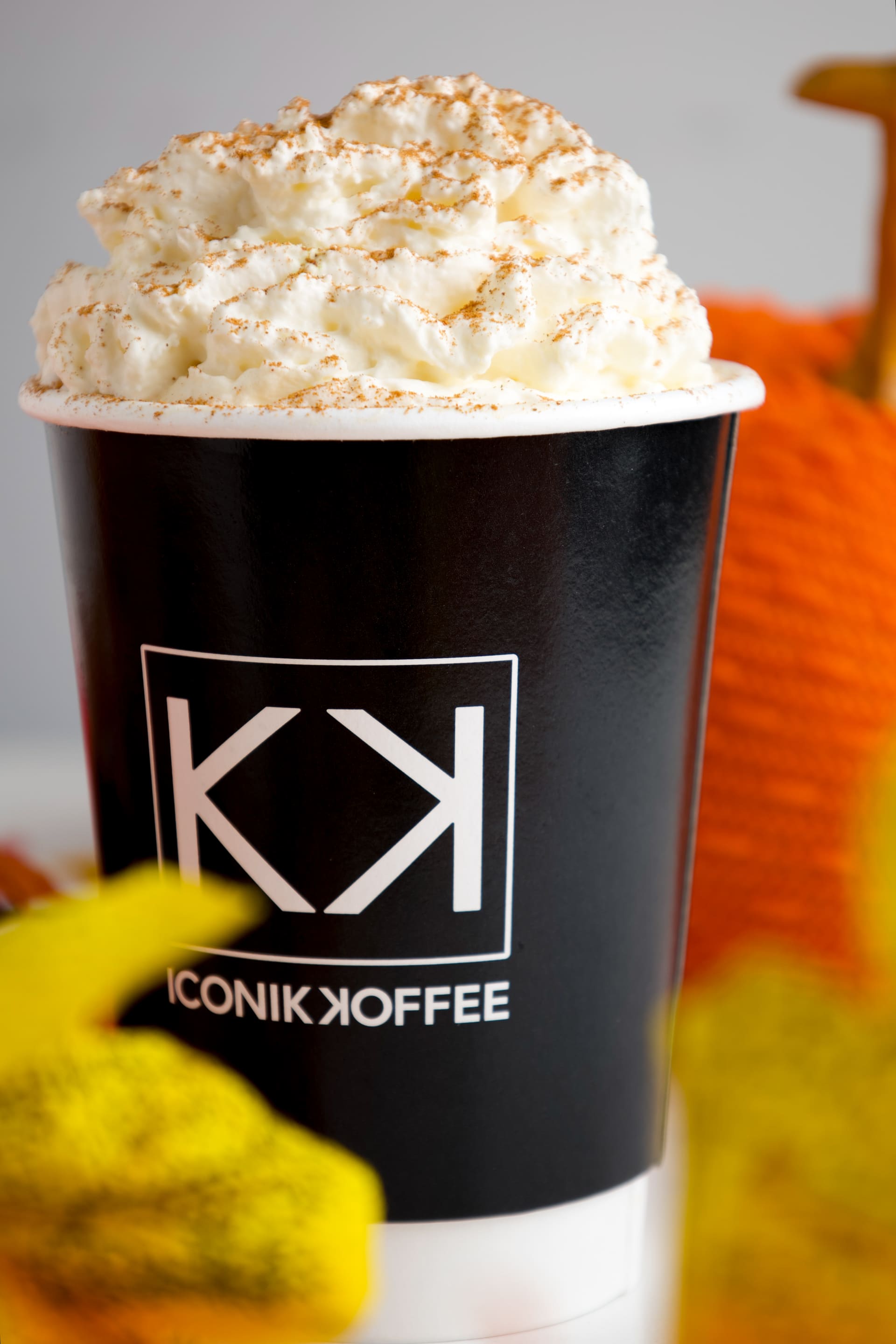Vaso de café con crema batida de la marca Iconik Koffee.