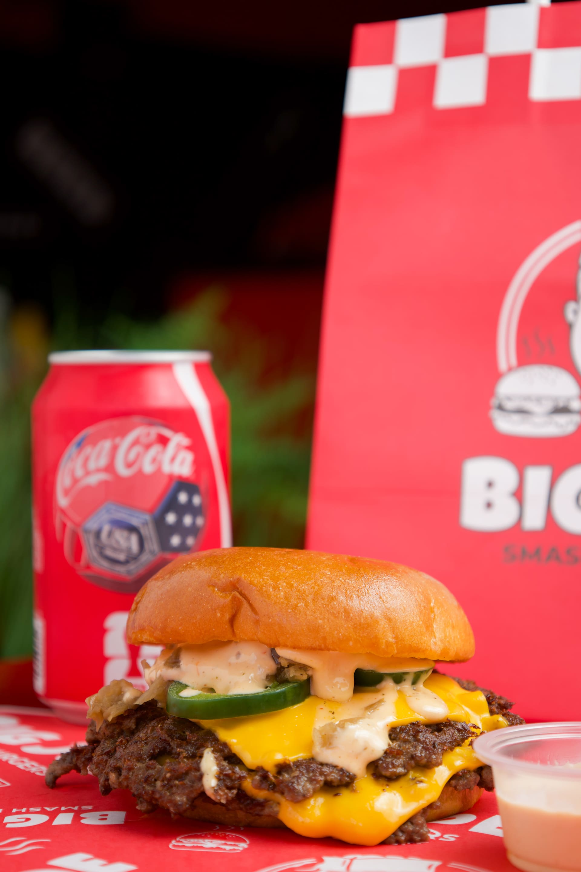 Hamburguesa doble con papas y una lata de gaseosa.